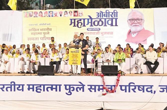 Chhagan Bhujbal addressing the OBC Maha Mela held at Manraj Park, other participants on stage. Photo: INN