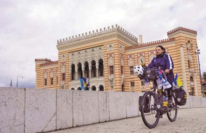 Borak Ozturk traveling by bicycle. Photo: INN
