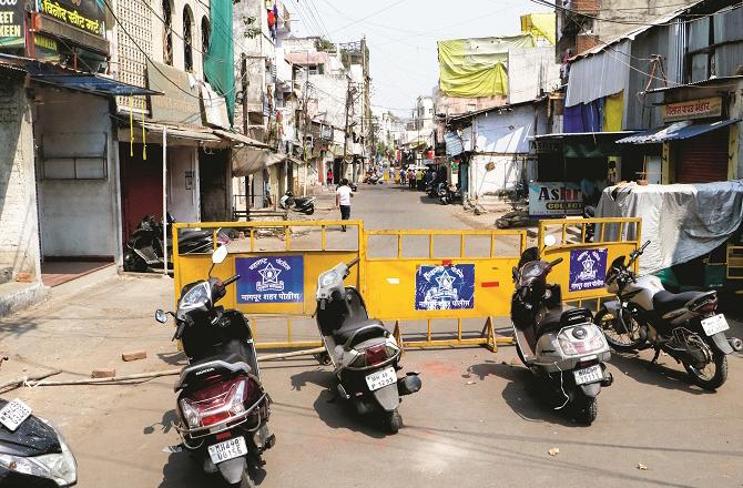 Due to the curfew, an area of ​​Hansapuri, where the banks and empty roads can be seen. Photo: PTI.