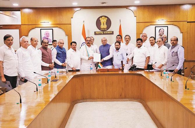 Congress state president Spikal can be seen handing over a letter of demands to the governor along with the leaders in the delegation. Photo: INN