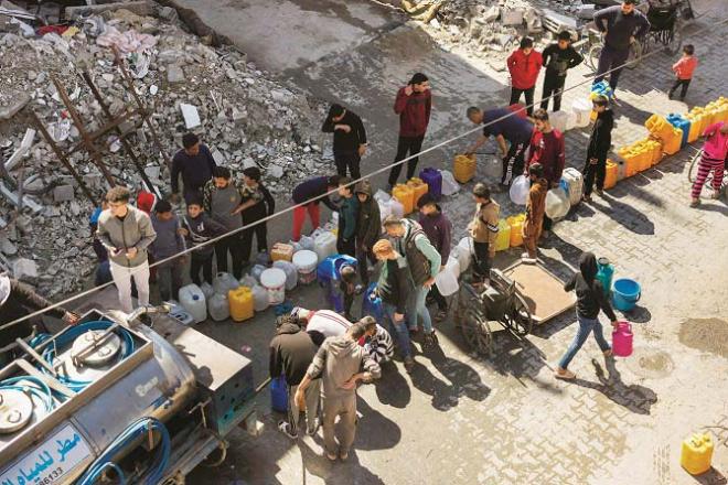 Water is being supplied to the Jabalia camp through tankers, Palestinians are struggling for water in the scorching sun. Photo: INN