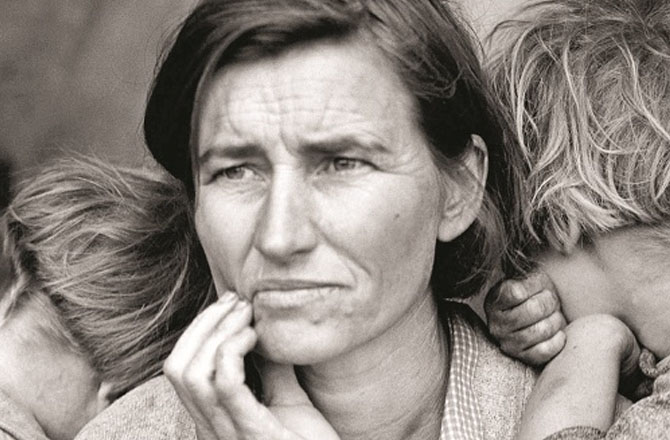 تصویر کا نام: (Migrant Mother)، مائیگرنٹ مدر،فوٹو گرافر: ڈورتھیا لانگے،کب کھینچی گئی؟:۱۹۳۶ء،تفصیل: اس تصویر میں امریکہ میں کساد بازاری کے وقت ایک تارکین وطن ماں کو اپنے بچوں کے ساتھ دیکھا جا سکتا ہے۔ اس تصویر میں کساد بازاری کے وقت کیلیفورنیا، امریکہ میں روزگار کی تلاش میں آئے ہوئے امریکی تارکین وطن کسانوں کے درد کو بیان کیا گیا ہے۔ ۱۹۷۸ء میں اس خاتون کی شناخت &rsquo;فلورنس اوونز تامسون&lsquo;کے طور پر کی گئی تھی۔ یہ تصویر میوزیم آف ماڈرن آرٹ، نیویارک، امریکہ میں ہےجس کا شمار کساد بازاری کی مشہور تصاویر میں ہوتا ہے۔