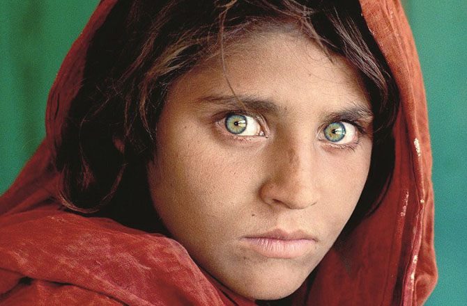 تصویر کا نام: Afghan girl، افغان گرل، فوٹو گرافر: اسٹیو میک کری، کب کھینچی گئی؟:۱۹۸۴ء، تفصیل: زیر نظر تصویر &rsquo;&rsquo;سوویت یونین اور افغانستان&lsquo;&lsquo;جنگ کے دوران پاکستان کے پشاور میں پناہ لینے والی ۱۲؍ سالہ لڑکی شربت گلہ کی ہے۔ ۱۹۸۵ء میں یہ تصویر نیشنل جیوگرافک کے سرورق پر شائع ہوئی تھی۔ تصویر کا مقصد نامعلوم ہے۔ اس تصویر کو &rsquo;&rsquo;فرسٹ ورلڈ تھرڈ ورلڈ مونا لیزا&lsquo;&lsquo; کہتے ہیں۔ سی این این نے اسے &rsquo;&rsquo;دنیا کا مشور ترین فوٹوگراف&lsquo;&lsquo; قرار دیا تھا۔