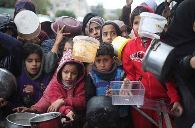 Palestinians struggling with hunger in Gaza. Photo: INN