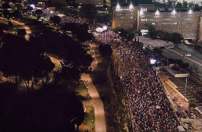 Israelis protest against their own government in Tel Aviv. Photo: PTI