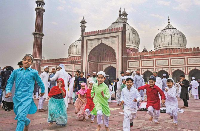 Eid is for children. They wear new clothes and shoes and go around the neighborhood collecting Eid gifts. Photo: INN.