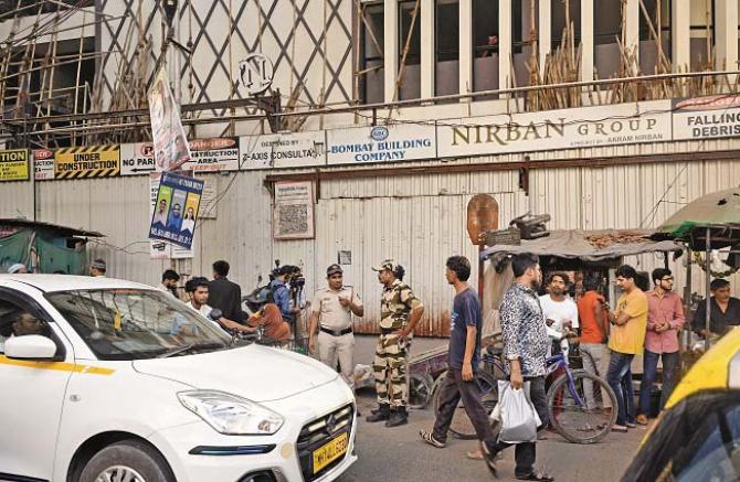 Police officers can be seen outside the building. Photo: INN