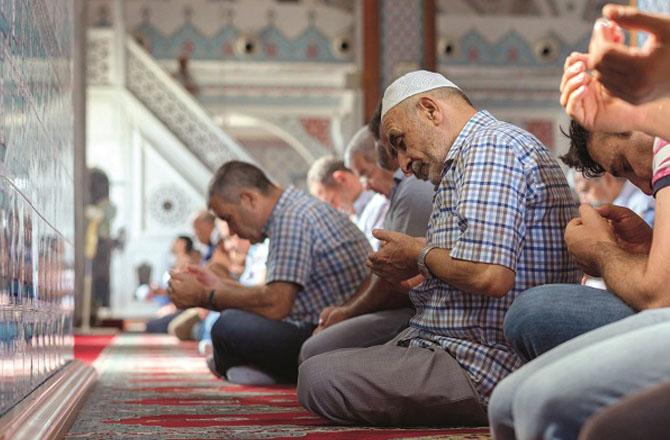 We can solve problems by turning to Allah. Photo: INN