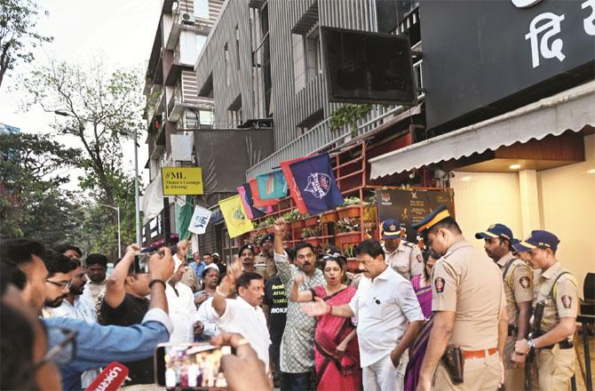 Protesting against Shinde Sena Sen. Kunal Kamra. Photo: Satij Shinde