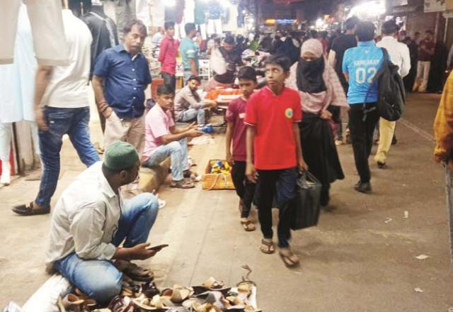Shops on Station Road in Kurla are now open till late at night. Photo: INN