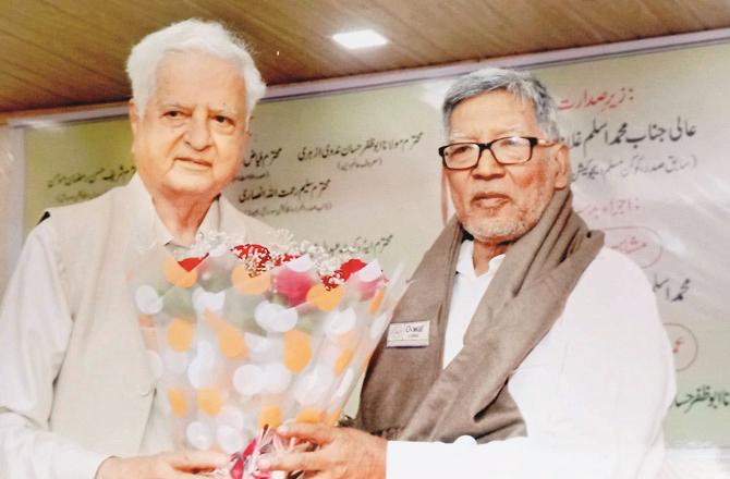 Abdul Malik Momin (right) with former president of KME Society Aslam Faqih at the launch of his book. Photo: INN.