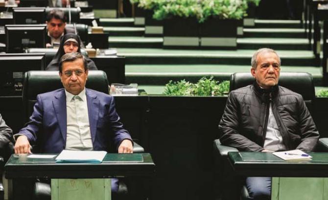 Iranian President Masoud Pezeshkian and dismissed Finance Minister Abdolnaser Hemmati. Photo: INN