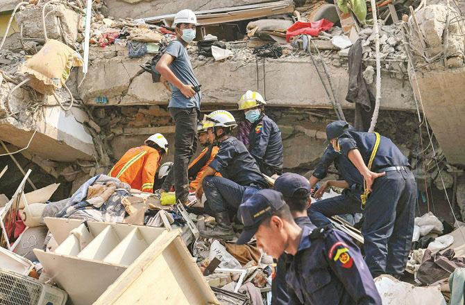 Rescue workers in Myanmar are busy searching for survivors in the rubble. Photo: INN.