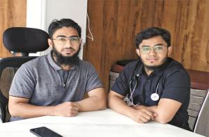 تراویح پڑھانے والے اِن تین سگے بھائیوں میں دو ڈاکٹر ہیں