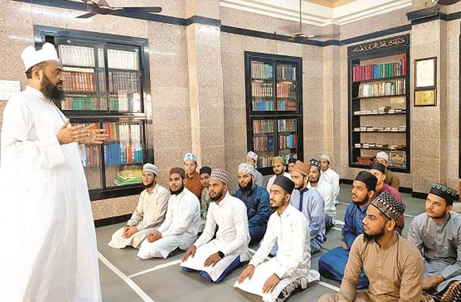 Qari Niyaz giving important advice to Huffaz. Photo: INN.