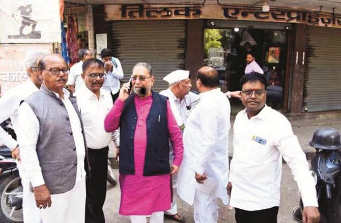 Congress leader Hussain Dalwai (on phone) can be seen with his colleagues in an area of ​​Nagpur. Photo: INN