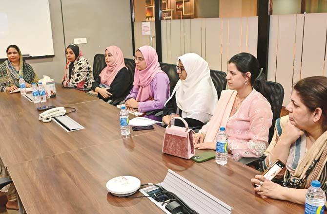 (From right to left) Dr. Nazima Khatib and her daughter Tazeen, Shabnam Khan, Ayesha Shafiur Rehman, Mansoori Samina, members of the Inqelab Saima Sheikh and Raisa Munawar. Photo: INN