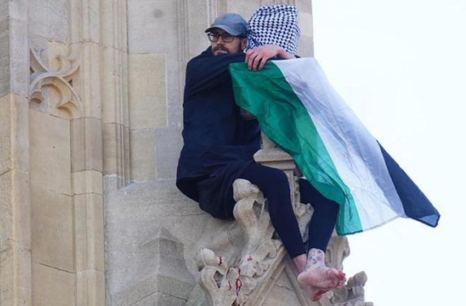 Palestinian flag person on the Big Ben. Photo: INN.