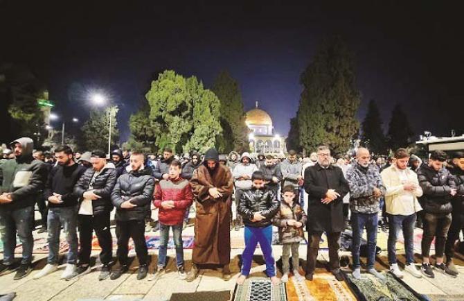 Despite the Israeli army`s ban, Palestinians entered Al-Aqsa Mosque and performed Isha and Taraweeh prayers. Photo: INN
