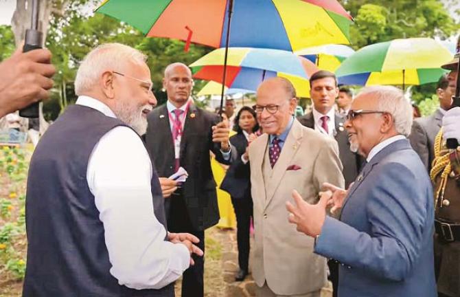 Mauritius President Dharam Gokul, Prime Minister Naveen Chandra and Prime Minister Modi can be seen at the Ayurveda Garden. Photo: INN