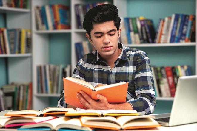 Studying poetry, no matter what language it is, elevates our thoughts and gives us a new perspective on thinking. Photo: INN