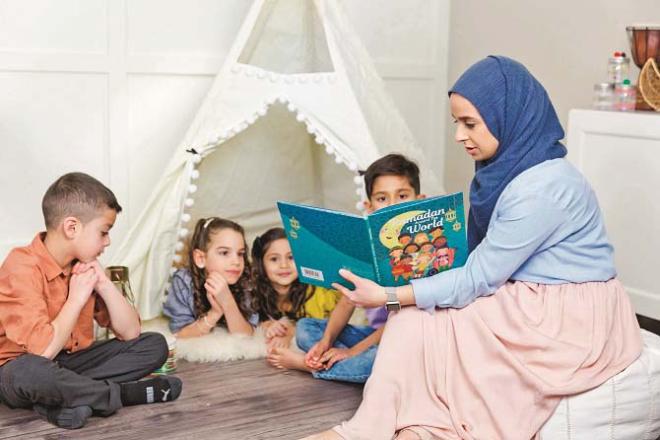 Ramadan is a great opportunity for religious education for adults as well as children, so mothers should hold short religious sessions with them daily. Photo: INN