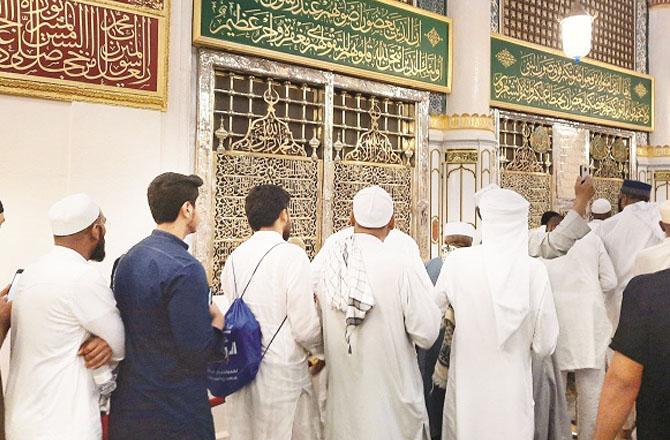 Along with attending the Dar-e-Rasul (PBUH), one should also make a commitment to incorporate the example of the Prophet (PBUH) into one`s life. Photo: INN