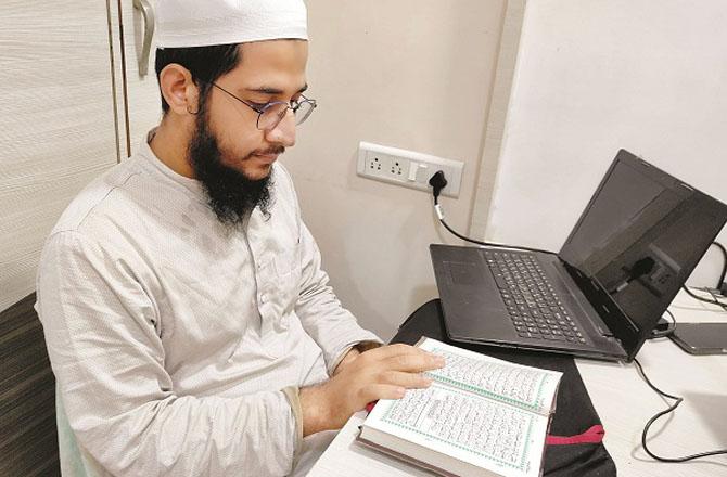 Engineer Hafiz Shafiq Barudagar reciting the Holy Quran. Photo: INN