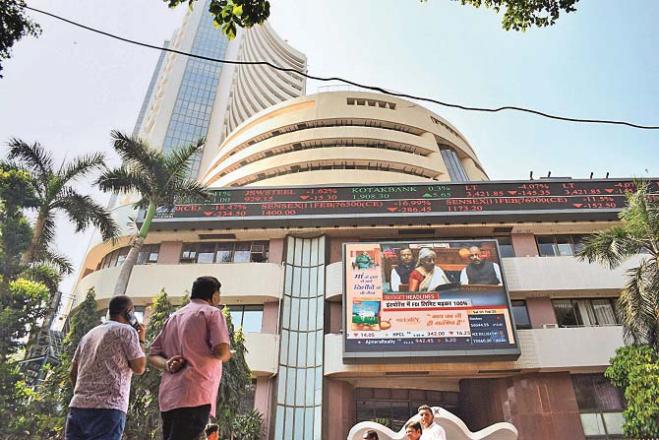 People watching the screen of the stock exchange building. Photo: INN