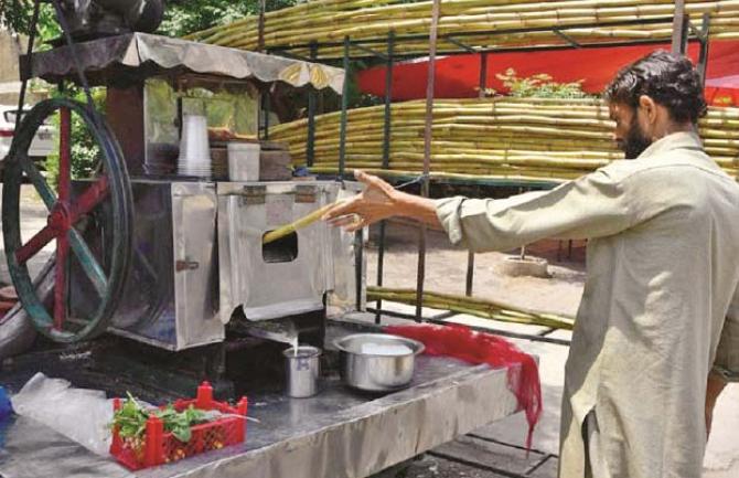The sound of the bell attracts customers from afar, it is a marketing strategy. Photo: INN