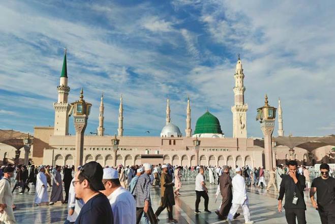 Seven companions who did not participate in Tabuk tied themselves to the pillars of the Prophet`s Mosque as punishment. Photo: INN