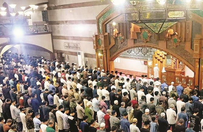 Taraweeh prayer is a special worship of the month of Ramadan, today will be the first Taraweeh in our country, make an intention that the Lord of the worlds will be steadfast until the end. Photo: INN