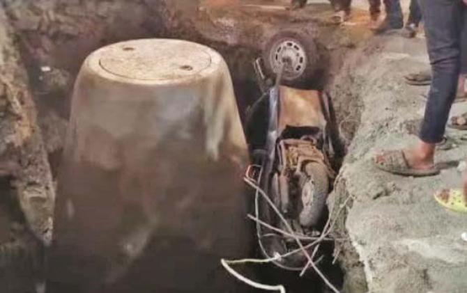 Potholes dug to build roads are causing accidents. Photo: INN