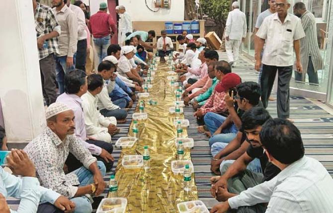 Iftar scene at Wazirabad Mosque. Photo: Inqilab