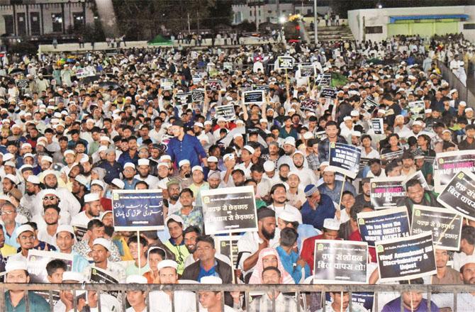 A large number of participants can be seen in the protest rally held at Aam Khas Maidan.