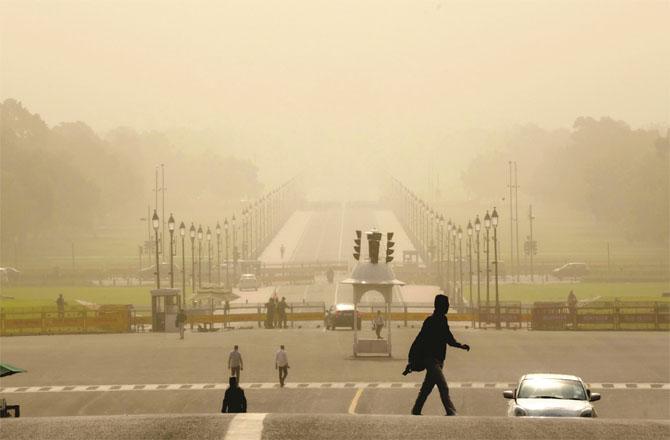 The atmosphere is filled with smoke and dust on New Delhi`s Kartaviya Path. (PTI)