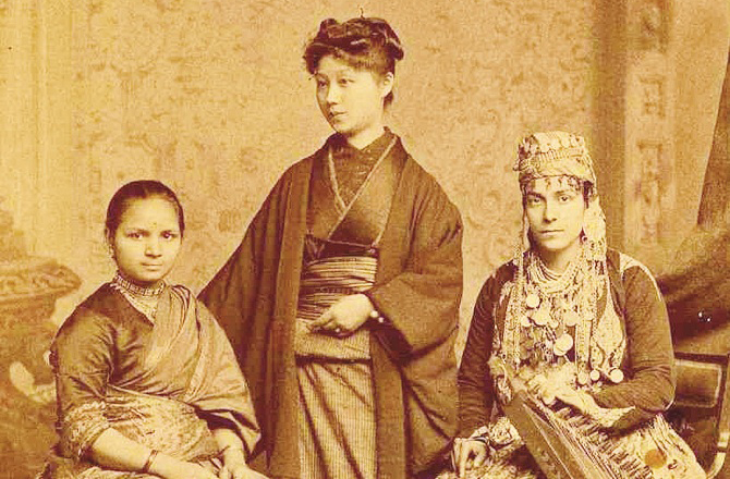 آنندی بائی جوشی (Anandibai Joshi)&nbsp;ساوتری بائی ہی کی طرح آنندی بائی کی شادی بھی ۹؍ سال کی عمر میں ہوگئی تھی۔ ان کا تعلق کلیان، مہاراشٹر سے تھا۔ شادی کے بعد وہ اپنے شوہر کے ساتھ کولکاتا، مغربی بنگال منتقل ہوگئی تھیں جہاں انہوں نے سنسکرت اور انگریزی بولنی اور پڑھنی سیکھی تھی۔ ان کے شوہر نے انہیں تعلیم جاری رکھنے کا مشورہ دیا تھا۔ یوں آنندی بائی نے میڈیکل کی تعلیم حاصل کرنے کا فیصلہ کیا۔ آنندی نے ویمنز میڈیکل کالج آف پنسلوانیا سے میڈیکل کی ڈگری حاصل کی تھی۔ اس طرح وہ ہندوستان کی پہلی خاتون ڈاکٹر اور مغرب سے میڈیکل کی ڈگری حاصل کرنے والی پہلی ہندوستانی خاتون بن گئی تھیں۔ اس بہادر خاتون کا انتقال محض ۲۱؍ سال کی عمر میں ٹی بی کی بیماری کے سبب ہوا تھا۔&nbsp;