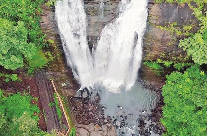 The charm and beauty of this waterfall can be felt in the photos taken from two different angles. Photo: INN