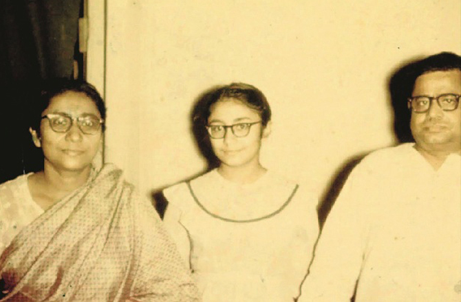 اسیما چٹرجی (Asima Chatterjee)&nbsp;کولکاتا سے تعلق رکھنے والی اسیما چٹرجی اس وقت ہندوستان کی پہلی خاتون سائنسداں بن گئی تھیں جب انہوں نے آرگینک کیمسٹری میں پی ایچ ڈی کی ڈگر ی حاصل کی تھی۔ انہوں نے اپنی زندگی کا ایک بڑا حصہ ملیریا اور مرگی کے امراض کی دوا تیار کرنے میں صرف کیا تھا۔ انہوں نے بے شمار تحقیقی مضامین لکھے تھے۔ ۲۰۱۷ء میں گوگل نے ان کے ۱۰۰؍ ویں یوم پیدائش پر ڈوڈل کے ذریعے انہیں خراج عقیدت پیش کیا تھا۔ ان کا انتقال ۲۲؍ نومبر ۲۰۰۶ء کو ۸۹؍ سال کی عمر میں ہوا تھا۔ اپنی زندگی میں انہوں نے کئی اعزازات اپنے نام کئےتھے۔