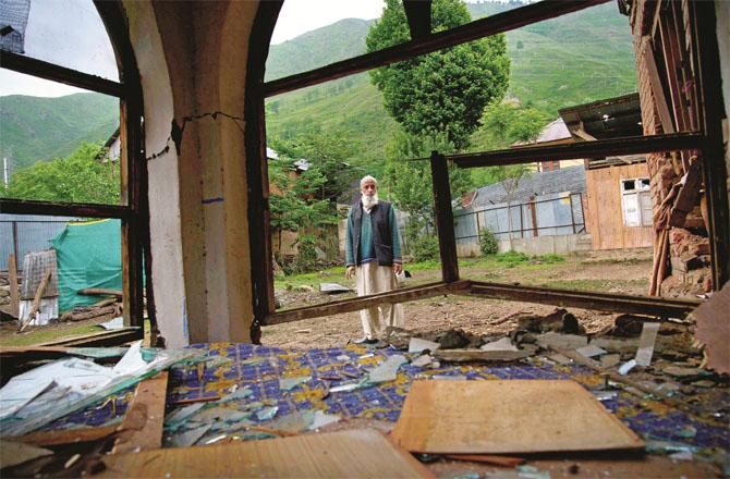 Local houses were severely damaged in the Pakistani attack in Uri last night. (Photo: PTI)