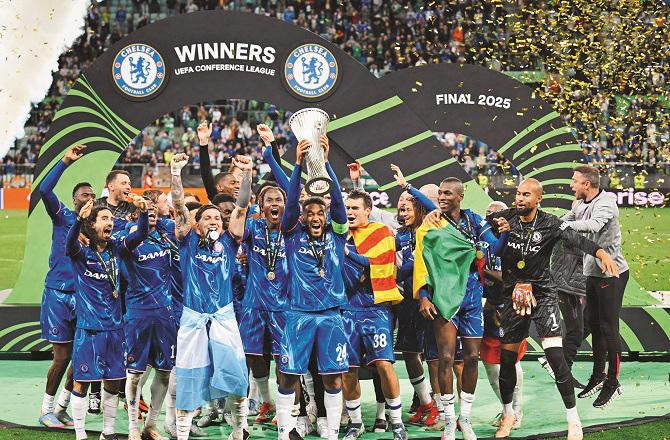 Chelsea players can be seen celebrating with the trophy. Photo: INN