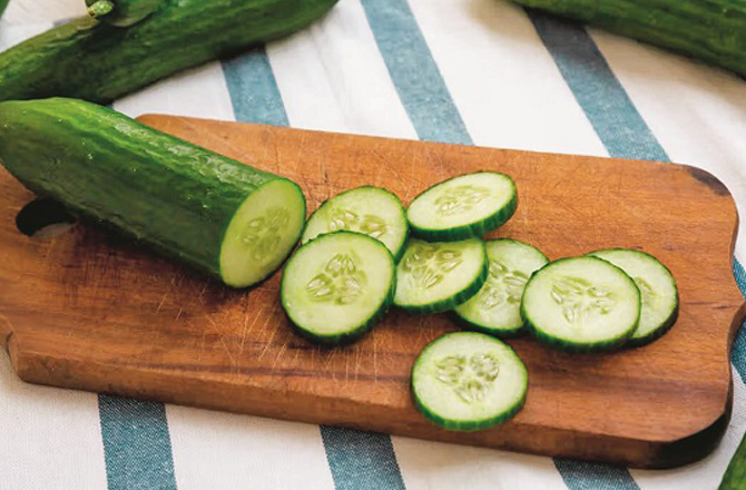 (۱) کھیرا (Cucumber)پانی سے بھرپور جسم کو ہائیڈریٹ رکھتا ہے۔معدے کی تیزابیت کم کرتا ہے۔جلد کو صاف اور تازہ رکھتا ہے۔خون میں موجود نقصان دہ کولیسٹرول کی سطح کم کرنے میں مددگار ثابت ہوتا ہے۔