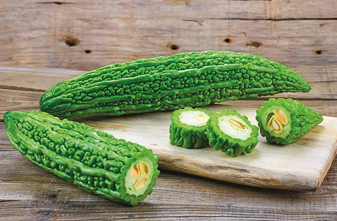 (۳) کریلا (Bitter Gourd)خون صاف کرنے میں مدد دیتا ہے۔شوگر لیول کنٹرول کرتا ہے۔ریلا قوت مدافعت میں اضافہ کرتا ہے۔کینسر سے بچاؤ میں مددگار ہوتا ہے۔بالوں اور جلد کی صحت کیلئے مفید ہے۔