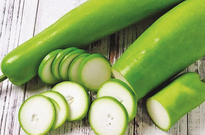 (۲) لوکی (Bottle Gourd)ہلکی پھلکی اور زود ہضم سبزی ہے۔&nbsp;لوکی وزن کم کرنے میں مددگار ہے۔یہ دل اور جگر کی صحت کیلئے مفید ہے۔لوکی سے جلد کو قدرتی چمک ملتی ہے۔لوکی دماغ اور جسم کو سکون دیتی ہے۔