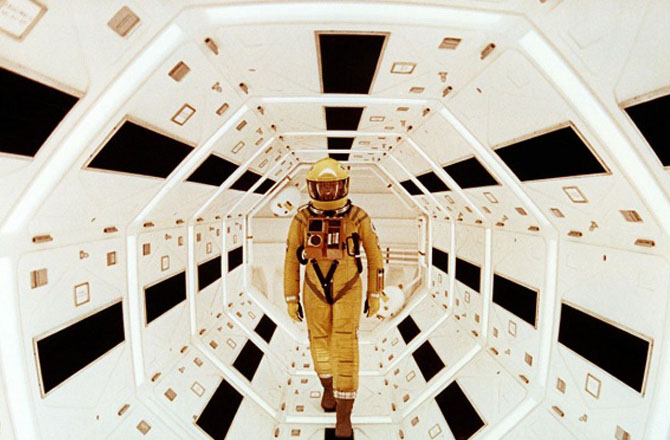 اسپیس اوڈیسی(A Space Odyssey)ریلیز کی تاریخ: ۲۰۰۱ء:&nbsp;اس فلم میں آئی فون کی سری اور ویڈیو کالز کی پیش گوئی کی گئی تھی جس کا پہلے تصور بھی نہیں تھا اور دور حاضر میں ہم سب ہی اس سے واقفیت رکھتے ہیں۔ اب اسے روز مرہ زندگی میں ایک عام سی چیز سمجھا جاتا ہے۔&nbsp;
