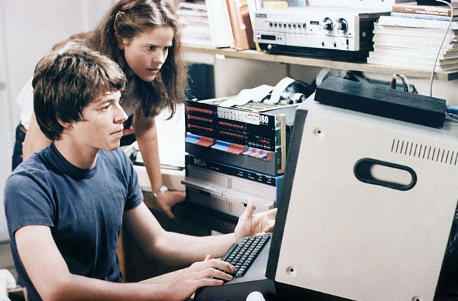 وار گیمز(War Games)ریلیز کی تاریخ: ۱۹۸۳ء:&nbsp;اس فلم میں سائبر وار فیئر اور ہیکنگ کی پیش گوئی کی گئی تھی جبکہ اس وقت لوگوں کو انٹرنیٹ تک کہ بارے میں معلومات نہیں تھی۔