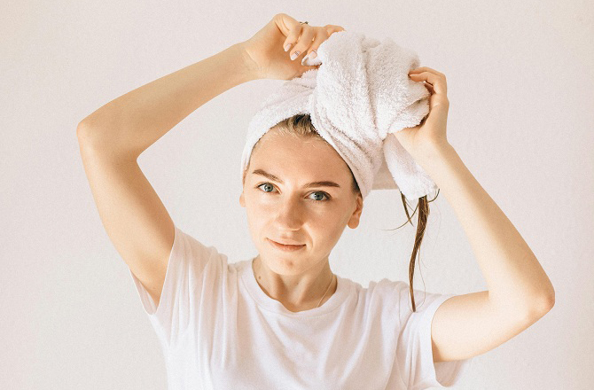 &nbsp;ہلکے ہاتھوں سے بالوں کا زائد پانی نتھار لیں اور اب ان پر ایک سوتی کپڑا لپیٹ لیں۔ بالوں کو تولیے سے نہ رگڑیں اس سے بال بیچ سے ٹوٹ جاتے ہیں۔