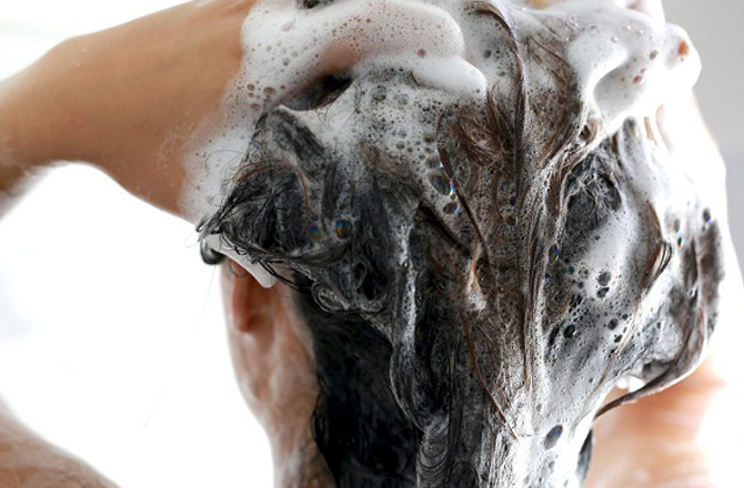 اب ہلکے ہاتھوں سے ۲؍ منٹ تک سر کی سطح اور بالوں کی جڑوں کا مساج کریں اور تب تک پانی سے دھوئیں جب تک بالوں سے صاف پانی نہ نکلنے لگے۔