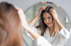 بالوں میں خشکی ہونے کی کیا وجوہات ہیں؟