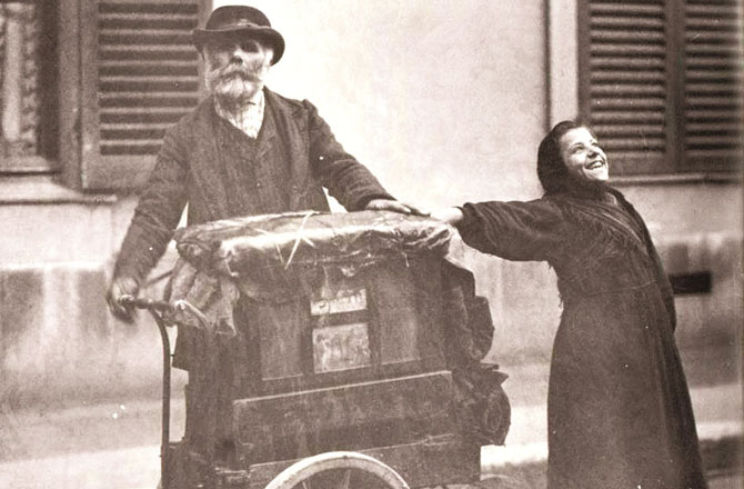 تصویر کا نام: Organ grinder، آرگن گرینڈر، فوٹو گرافر: یوجین آتژے،کب کھینچی گئی؟: ۱۸۹۸ء، زیر نظر تصویر میں پیرس، فرانس کی گلی میں ایک شخص بیرل آرگن بجا رہا ہے جبکہ ایک بجی نغمہ گنگنا رہی ہے۔ یوجین آتژے نے یہ تصویر تیزی سے ختم ہو رہے پیٹس میٹرز (چھوٹے کاروبار) کی فوٹو گراف سیریز کے تحت لی تھی۔ اس تصویر کو اس سیریز کا شاہکار قرار دیا جاتا ہے۔ ۱۹۲۰ء میں فرانسیسی مصور مورس اتریلونے یوجین آتژے سے یہ تصویر خرید لی تھی۔&nbsp;